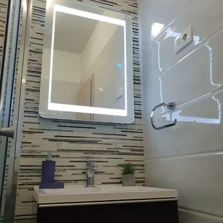 아파트 Ana Tudor *